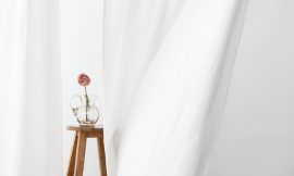 窗簾是一種常見的家居裝飾物品